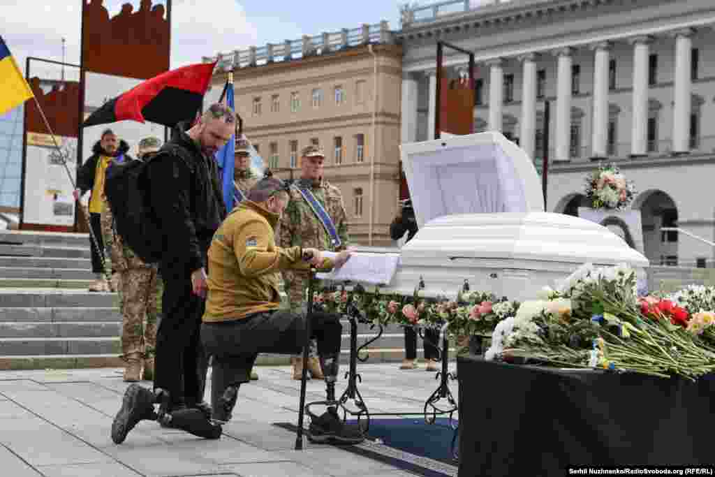 Побратими та близькі прощаються із загиблою військовою на Майдані Незалежності