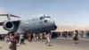 Люди на взлетном поле в аэропорту Кабула пытаются не дать взлететь американскому военно-транспортному самолету. 18 августа 2021 г.