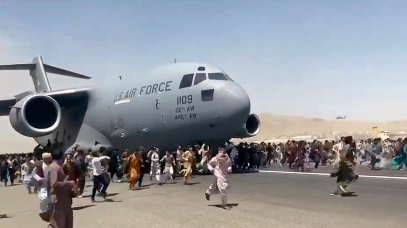 Bajden se obraća naciji, sedmoro ubijenih na aerodromu u Kabulu, obustavljeni letovi