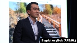Директор Kazakh Tourism Development LTD Ержан Еркинбаев выступает с докладом