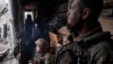 Військовослужбовці 93-ї ОМБр «Холодний Яр» стежать за російськими дронами на позиції у Костянтинівці, 24 квітня 2025 року