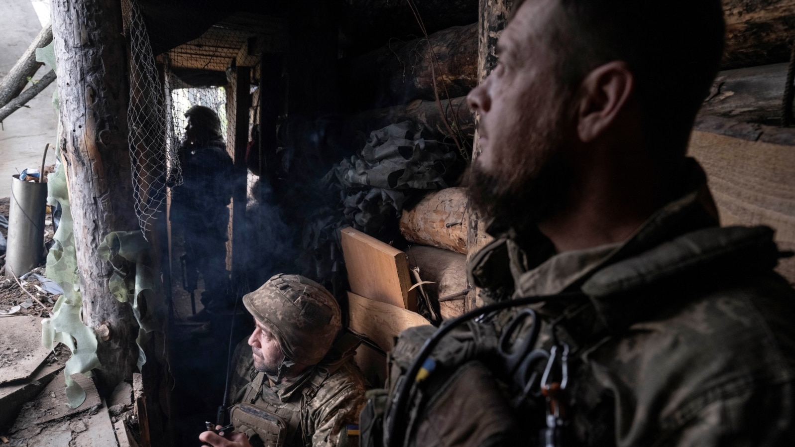 Военнослужащие 93-й отдельной механизированной бригады "Холодный Яр" ВСУ ведут наблюдение за российскими дронами на позиции в Константиновке, 24 апреля 2025 года