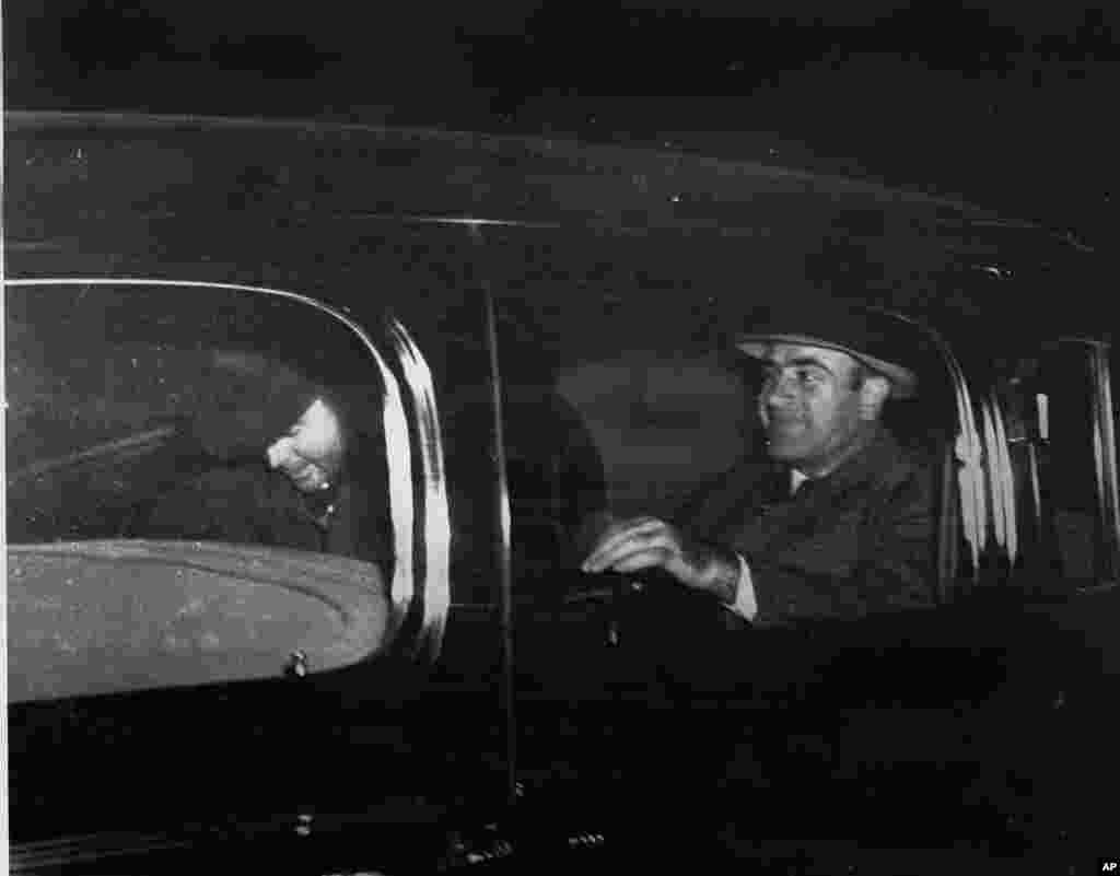 A börtönt 1963-ban zárták be, de korábban olyan hírhedt amerikai bűnözőknek adott otthont, mint Al Capone. A képen jobbra Chicago hírhedt bandavezére a szesztilalom idején, 1939. november 16-án, miután hét évnyi börtönbüntetés után szabadult