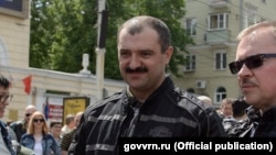 Віктар Лукашэнка (у цэнтры) і сын генэральнага пракурора Расеі Арцём Чайка (справа) на мотафэстывалі ў расейскім Варонежы, 11 траўня 2019 году