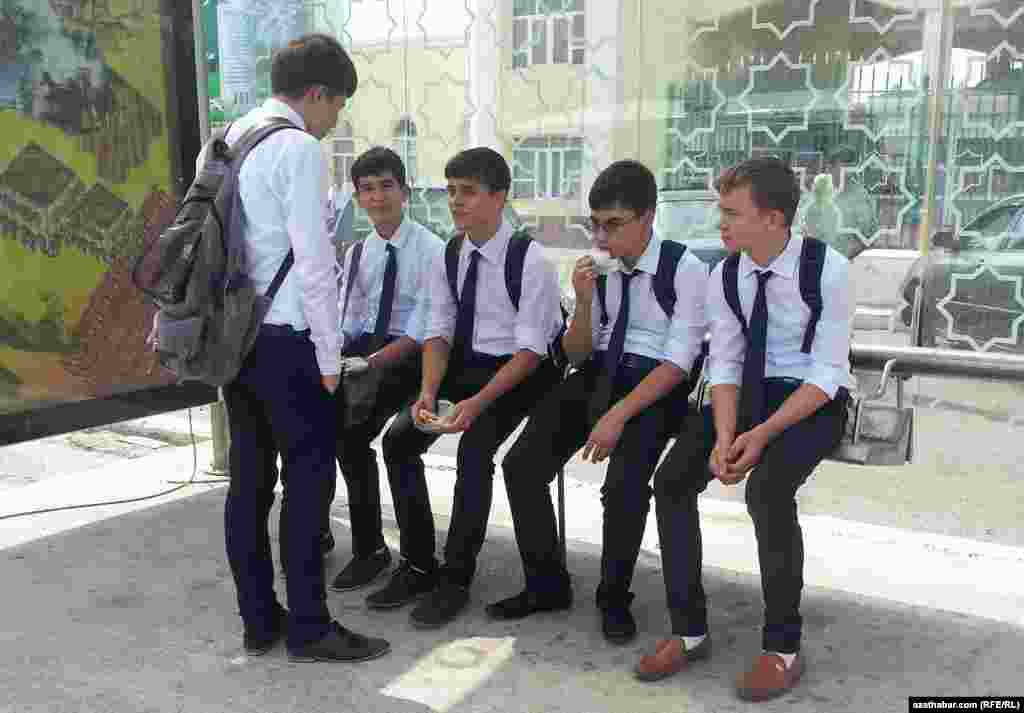 Awtobus duralgasyndaky okuwçylar