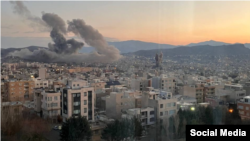 Дим після ударів Ізраїлю і США у Санандаджі в західному Ірані
