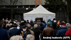 Ljudi u redu na vakcinaciju u januaru u Beogradu