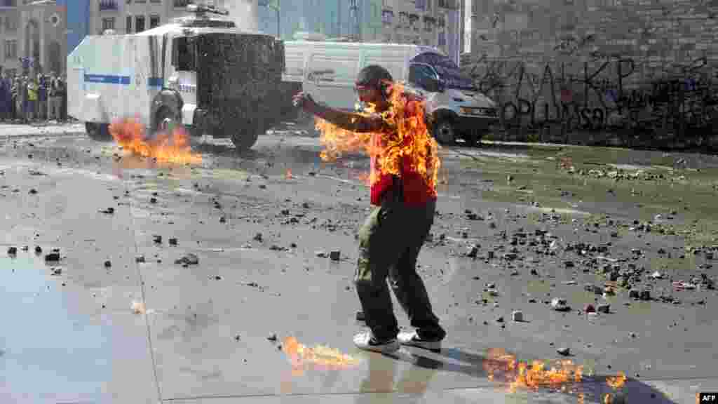 Turska - Antivladini protesti na trgu Taksim, Istanbul, 11. juni 2013. Foto: AFP / Oren Ziv
