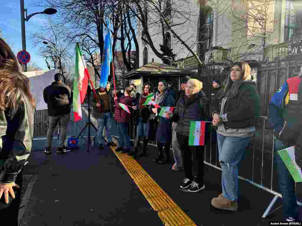 Ilan Berman, vicepreședinte senior al Consiliului American pentru Politică Externă și consilier în domeniul politicii de securitate națională, scrie în Forbes că guvernul iranian a investit miliarde de dolari în infrastructura internă de internet în ultimii ani, în ciuda declinului economiei țării.Aceste investiții reflectă „o recunoaștere clară la Teheran a faptului că conectivitatea este forța vitală a opoziției interne - și că controlul acesteia merită practic orice cost”.