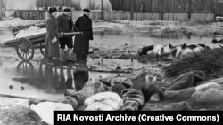 Ленинград қамали пайтида ўлганларни дафн этиш маросими.