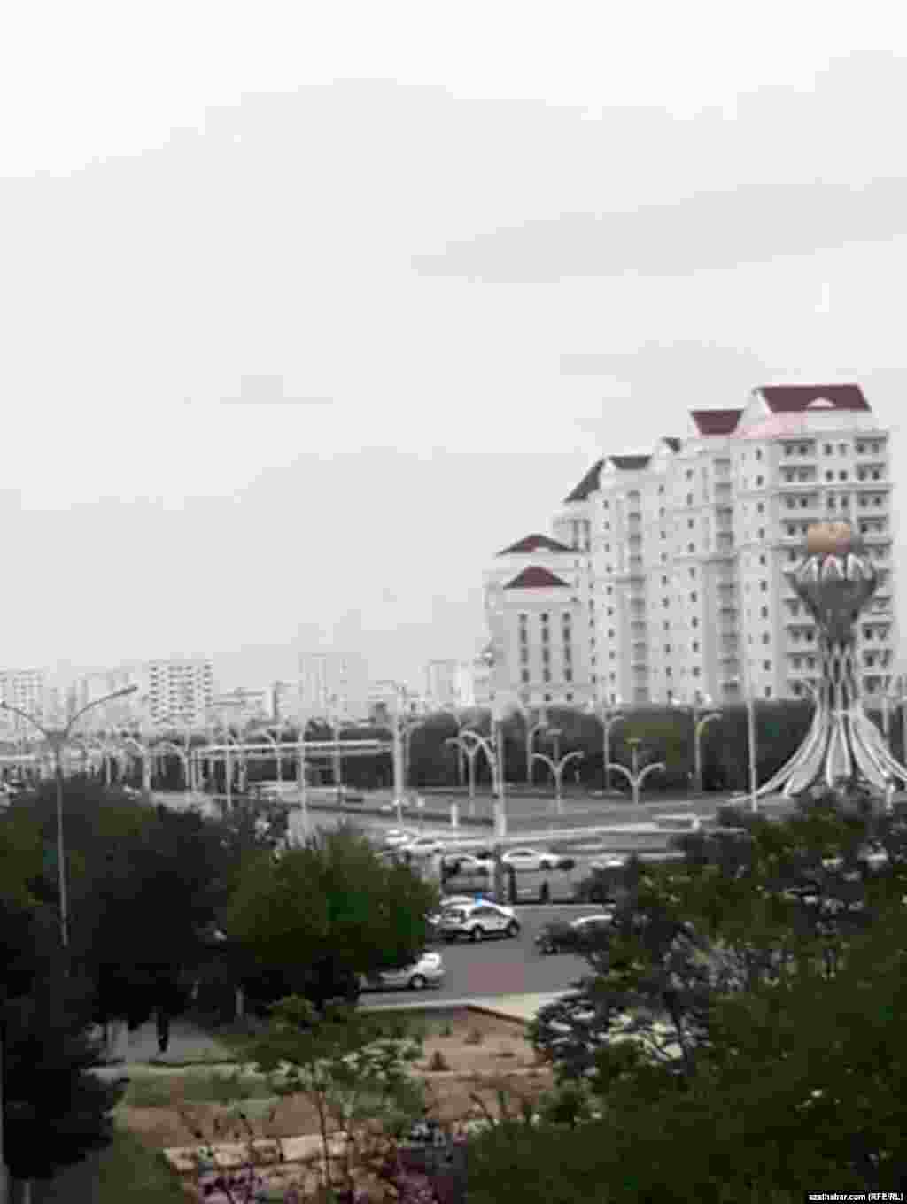 Aşgabat. Polisiýa işgärleri awtoulaglary goýulmasyz ýerden kowýar, ýaşaýjylaryň äpişgeleriň öňüne barmagyny gadagan edýär. Aprel, 2020.