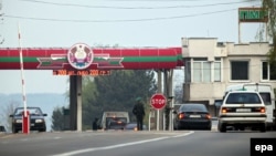 Punctul de control de la frontiera administrativă cu regiunea transnistreană, de lângă Bender. 