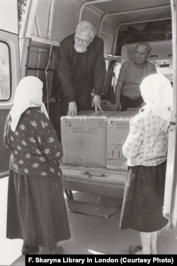 Фота з адной зь першых паездак а. Аляксандра Надсана ў Беларусь з гуманітарнай дапамогай