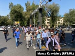Протестующие идут к департаменту полиции в Алматы