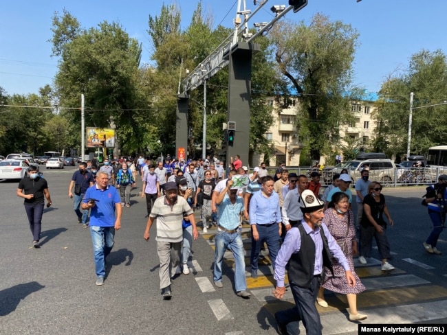 Протестующие идут к департаменту полиции в Алматы