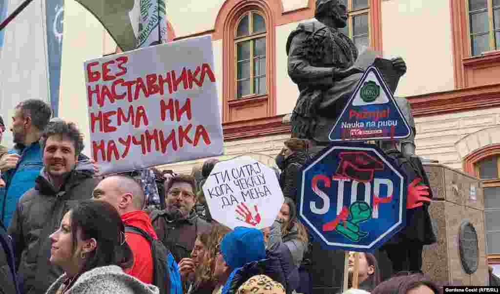 &quot;Studentski zahtevi su i zahtevi profesora&quot;&nbsp; - poruka je protesta dela zaposlenih u visokom obrazovanju i nauci, održanom na platou Filozofskog fakulteta u Beogradu 3. februara.