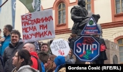 "Studentski zahtevi su i zahtevi profesora" - poruka je protesta dijela zaposlenih u visokom obrazovanju i nauci, održanom na platou Filozofskog fakulteta u Beogradu 3. februara.