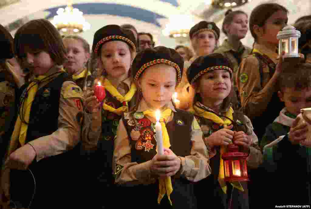 Ukrainian scouts take part in a peace ceremony at Kyiv&#39;s main railway station in Ukraine.&nbsp;&nbsp;