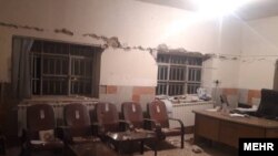 Эрондаги зилзиладан зарар кўрган бинолардан бири.