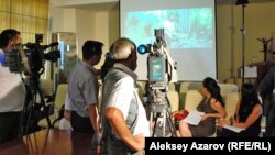 Журналистам показывают отрывки из фильмов конкурсной программы кинофестиваля «Евразия». Алматы, 15 августа 2012 года.