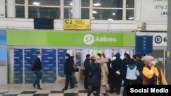 «Ош» эл аралык аэропортунда жайгашкан «S7 airlines» компаниясынын кеңсесинин алдына топтолгон жүргүнчүлөр. 