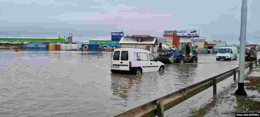 Vërshimet në rrugën Prishtinë-Ferizaj.&nbsp;