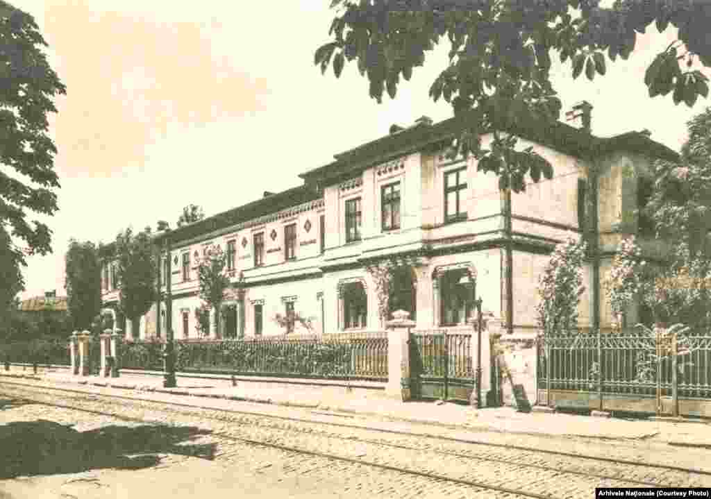 Colegiul Național &bdquo;Școala Centrală&quot; este o instituție de învățământ preuniversitar din București care a funcționat de-a lungul vremii sub mai multe denumiri, între care și Pensionatul Domnesc de Fete. Mutați butonul rotund stânga-dreapta de-a lungul fotografiei pentru a vedea imaginile de atunci și de acum.