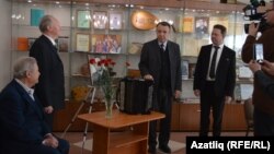 Михаил Плтенев әтисе Василий Плетневның баянын Казан консерваториясенә бүләк итә. Сулдан: Анатолий Василевский, Валерий Яковлев, Михаил Плетнев һәм Әбүзәр Фәйзуллин