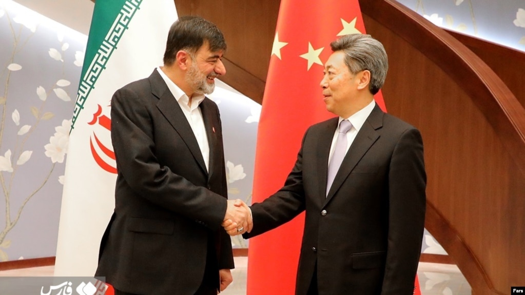 احمد رضا رادان، فرمانده نیروی انتظامی جمهوری اسلامی، در کنار وانگ شیائونگ، وزیر امنیت عمومی چین 