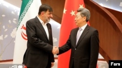 احمد رضا رادان، فرمانده نیروی انتظامی جمهوری اسلامی، در کنار وانگ شیائونگ، وزیر امنیت عمومی چین 