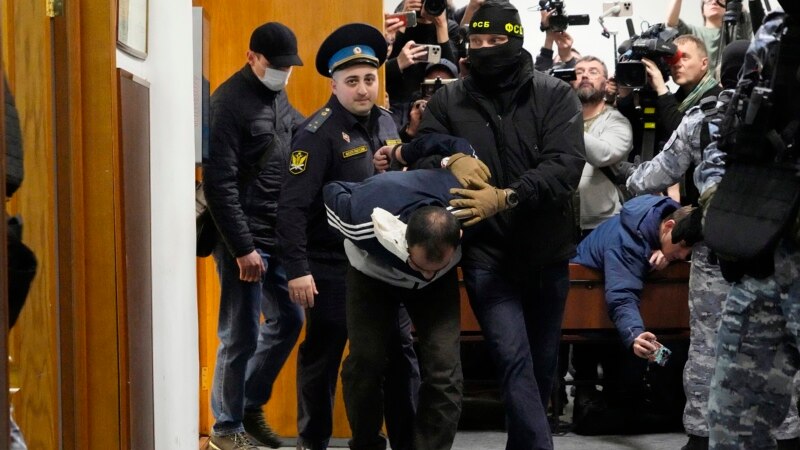 Rusia arată la tribunal presupușii atacatori de la Crocus City Mall