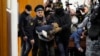 Муродали Раџабализода, осомничен за пукањето во Градското собрание на Крокус, е придружуван од руската полиција во судот во Москва на 24 март