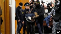Подозреваемых в теракте доставляют в зал суда. Россия, 24 марта 2024 года