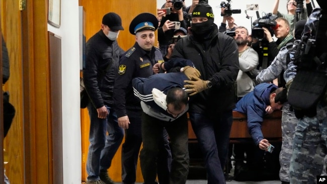 Підозрюваних у теракті доставляють до зали суду. Росія, 24 березня 2024 року