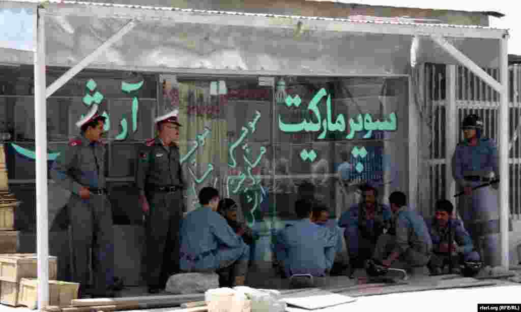 پولیس د مظاهرې له لاسه نه بلکې د ګرمۍ له لاسه سیوري ته درېدلي دي 