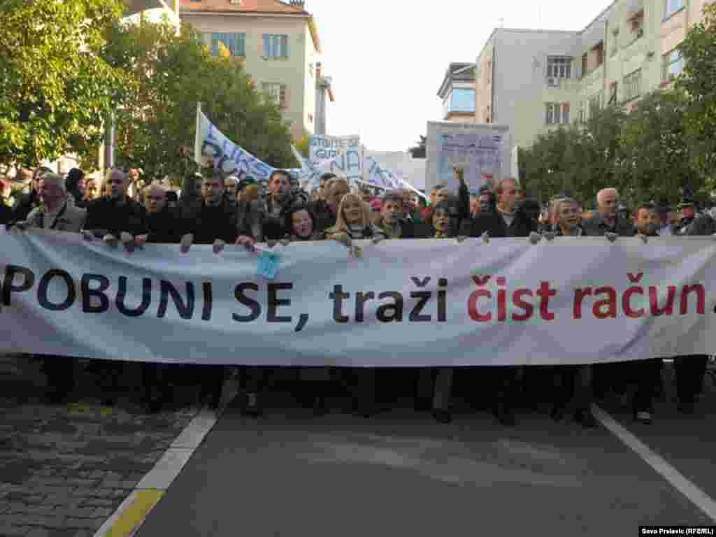 U Podgorici je nekoliko hiljada ljudi 21. januara 2012. protestovalo ispred zgrade crnogorske Vlade, zbog te&scaron;kog socijalno-ekonomskog stanja u Crnoj Gori. Protest je organizovala Unija slobodnih sindikata, uz podr&scaron;ku Mreže za afirmaciju nevl