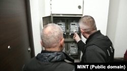 Inspektorë të Inspektorati Qendror i Mbikëqyrjes së Tregut duke verifikuar njehsorët elektrikë. 