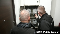 Inspektorati Qendror i Tregut duke kontrulluar njehsorët elektrikë. Fotografi nga arkivi. 