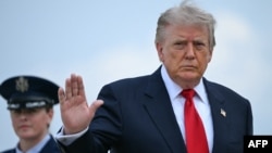 Predsednik SAD Donald Tramp maše dok se ukrcava u avion Air Force One u Zajedničkoj bazi Endruz u Merilendu, na putu ka Mičigenu, 27. jula.