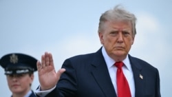 Predsednik SAD Donald Tramp maše dok se ukrcava u avion Air Force One u Zajedničkoj bazi Endruz u Merilendu, na putu ka Mičigenu, 27. jula.