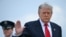 Predsednik SAD Donald Tramp maše dok se ukrcava u avion Air Force One u Zajedničkoj bazi Endruz u Merilendu, na putu ka Mičigenu, 27. jula.