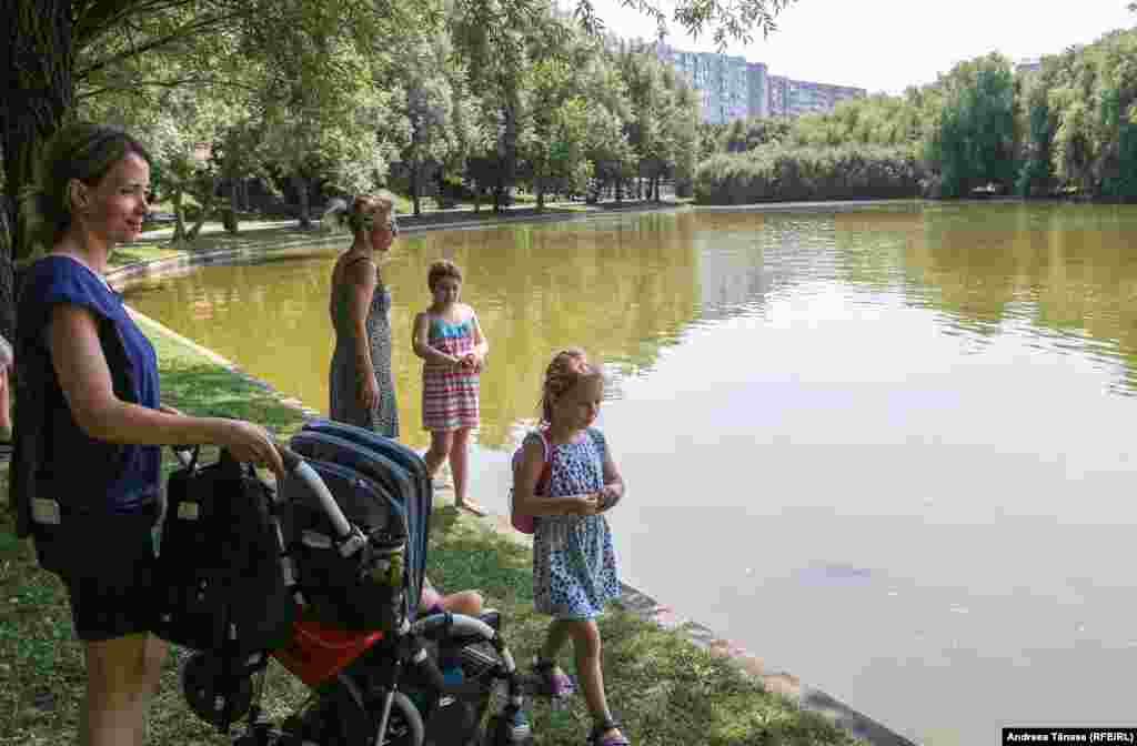 Mai multe persoane își peterc ziua în Parcul Alexandru Ioan Cuza din București, din cauza temperaturilor extrem de ridicate.