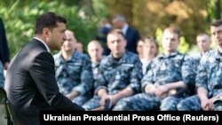 უკრაინის პრეზიდენტი, ვოლოდიმირ ზელენსკი ხვდება უკრაინელ მეზღვაურებს, რომლებიც რუსეთმა დააკავა ქერჩის სრუტეში და რომლებიც გაათავისუფლეს პატიმრების გაცვლის შედეგად 