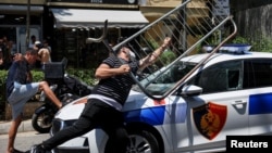 Deo demonstranata napadaju policijski automobil u Tirani 2. jula 2026.