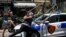 Deo demonstranata napadaju policijski automobil u Tirani 2. jula 2026.