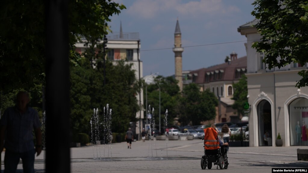 Sipas autoriteteve, në ditë të nxehta qytetarët duhet të veshin rroba të lehta, si dhe të pinë ujë rregullisht. 
