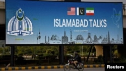 Bilbord pored puta dok se Pakistan pripremao za mirovne pregovore SAD i Irana u Islamabadu, 10. april 2026