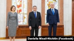 Președinta Maia Sandu, președintele parlamentului, Igor Grosu, și prim-ministrul Alexandru Munteanu, la depunerea jurământului de către Guvernul Munteanu, la Președinție, pe 1 noiembrie 2025. 