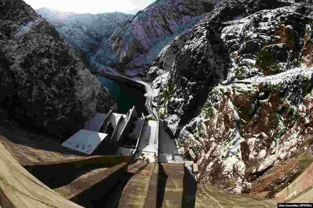 A view of the Toktogul hydroelectric power station in the Tien Shan mountains of Kyrgyzstan. (RFE/RL/Zhanarbek Dzholdoshbaev)