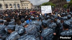 Ցուցարարները և ոստիկանները Երևանի Հանրապետության հրապարակում, 22-ը ապրիլի, 2018թ․